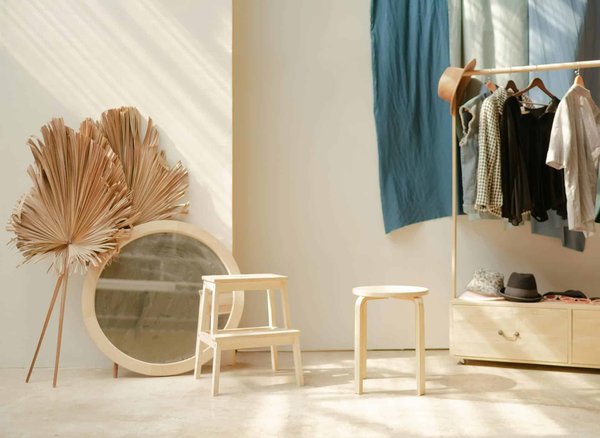 Comment intégrer des accessoires colorés dans une garde-robe minimaliste?