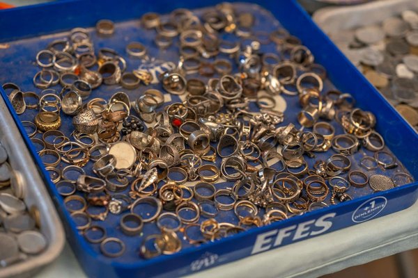 Comment associer des bijoux en plastique recyclé avec des vêtements de soirée pour un look écoresponsable?